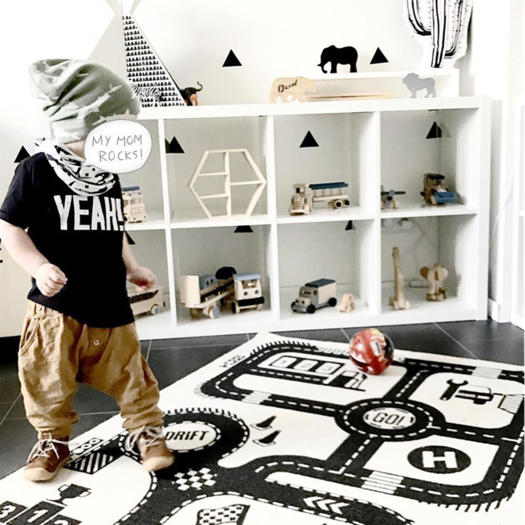 Rennfahrer-Spielteppich für Babys & Kleinkinder – Schwarz-Weiß, mit Rennstrecke