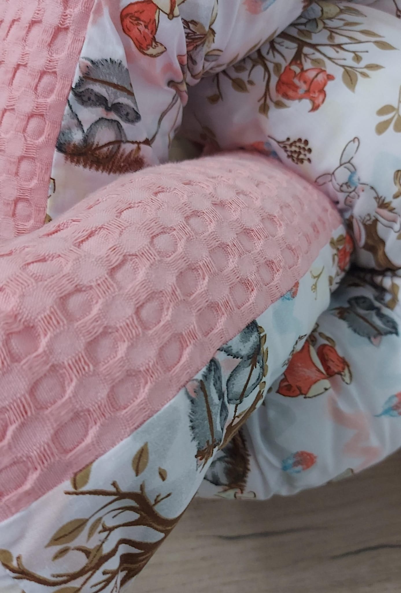 Handgefertigte Bettschlange – Schutz & Komfort fürs Babybett