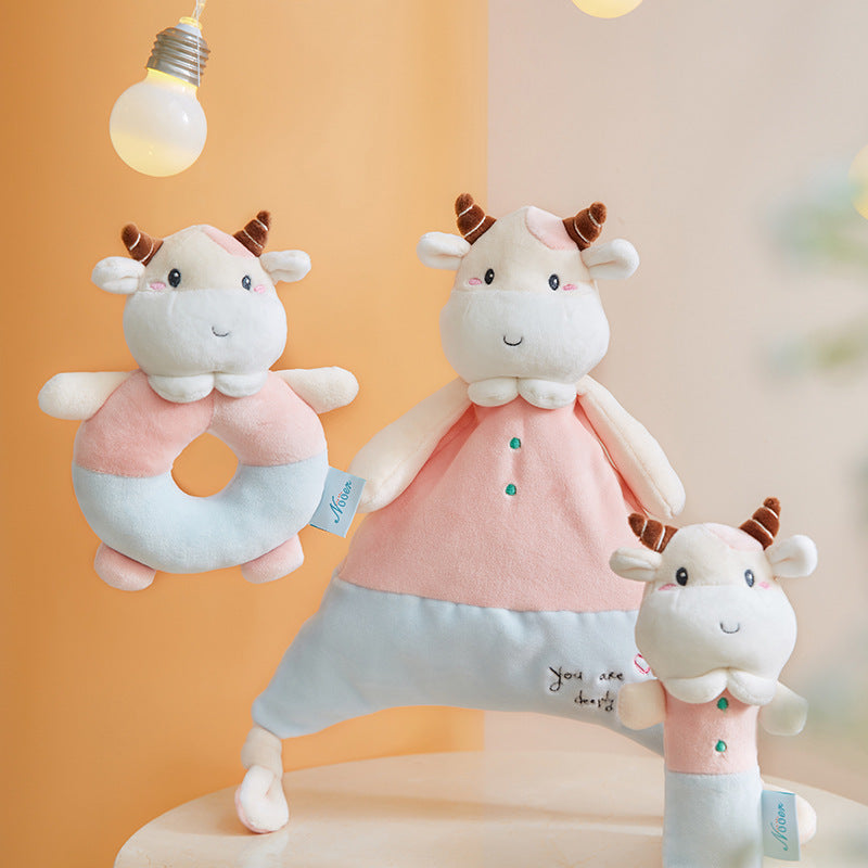 Plüsch-Kälbchen Babyset – Greifling, Rassel & Schmusetier in zarten Farben