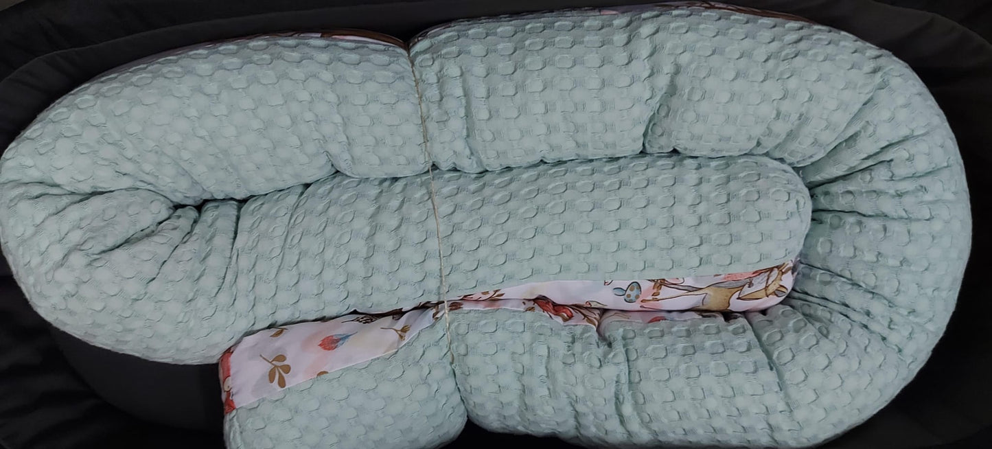 Handgefertigte Bettschlange – Schutz & Komfort fürs Babybett