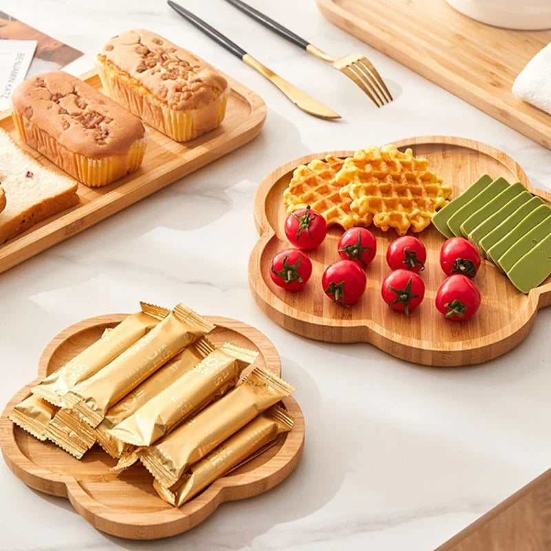 Holzteller ‚Sternchen und Blümchen‘ – Design für Kindermahlzeiten