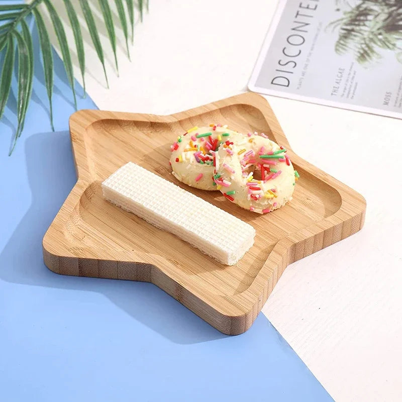 Holzteller ‚Sternchen und Blümchen‘ – Design für Kindermahlzeiten
