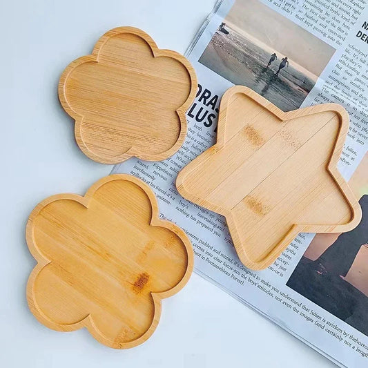 Holzteller ‚Sternchen und Blümchen‘ – Design für Kindermahlzeiten