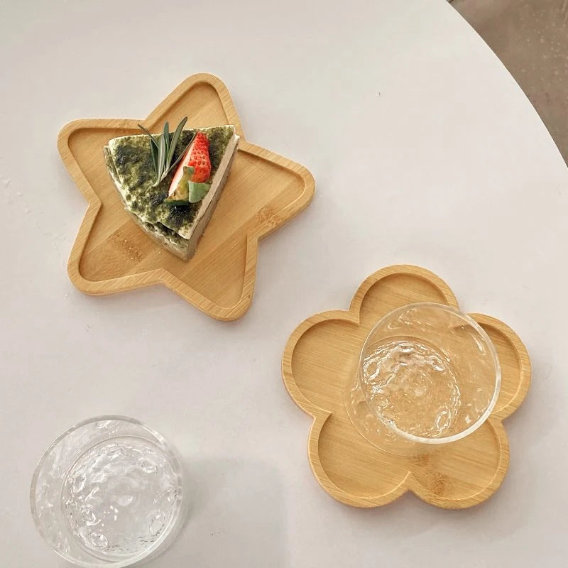 Holzteller ‚Sternchen und Blümchen‘ – Design für Kindermahlzeiten